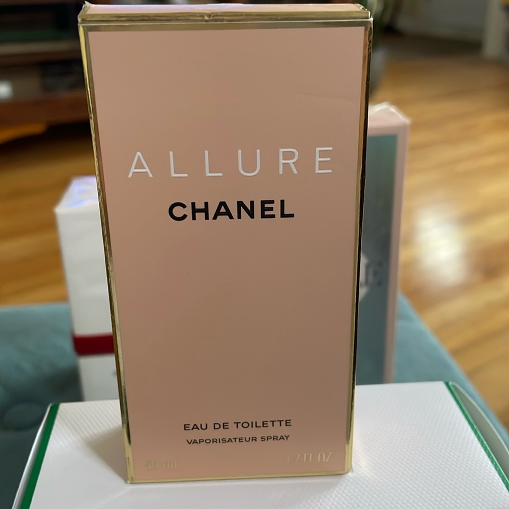 CHANEL ALLURE Eau de Toilette 50ml
No cellophane